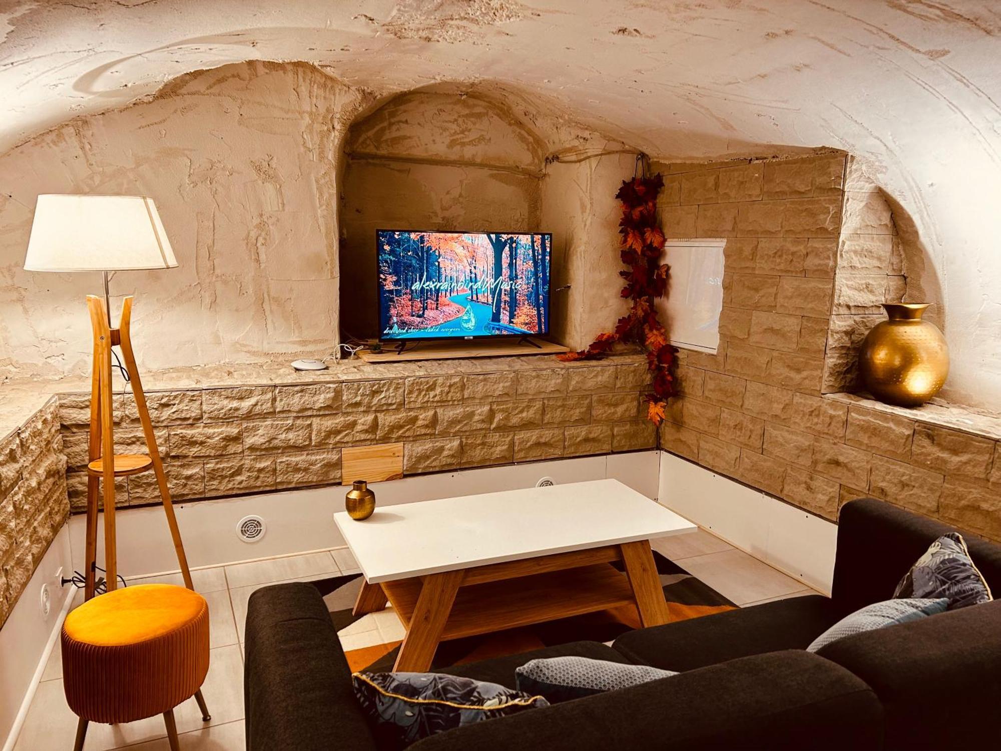 La Cave Aux Lumieres - Proche Centre-Ville - 2 Chambres - Wifi Renaison ภายนอก รูปภาพ